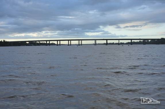 Ponte sobre o rio Jacuí, região de Porto Alegre, a capital do Rio Grande do Sul